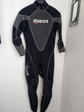 Mares Black Wetsuit with Gray Stitching NWT. Unisex M. 2.5 MM Retail $189